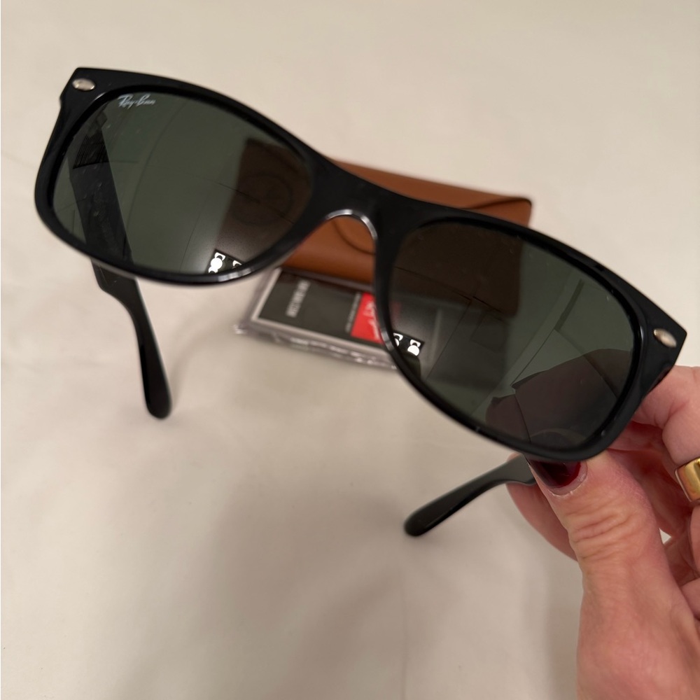 Ray-Ban Classic Black Wayfarer Sunglasses with Brown Case - Picture 3 of 7